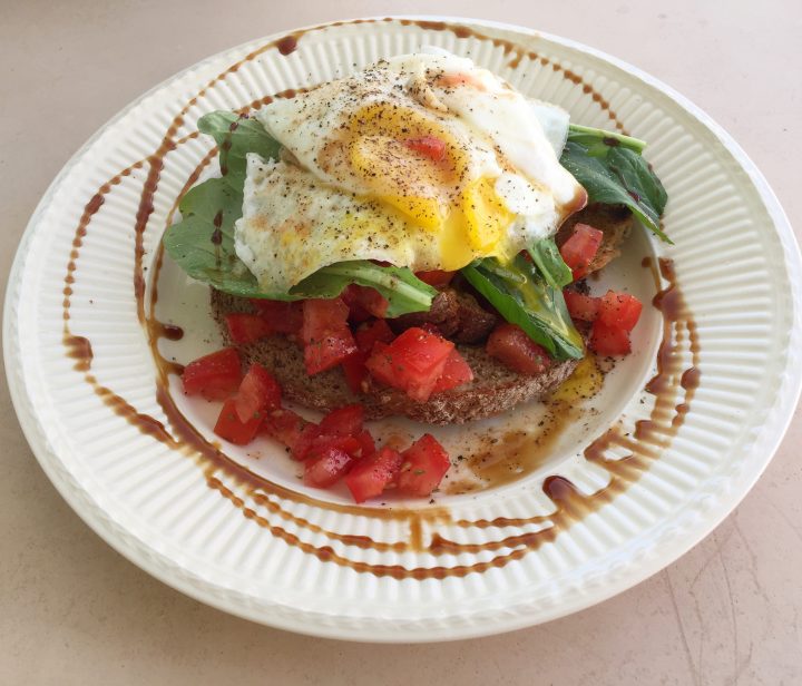 Πρωινό με ψωμί Ζέας & αυγό 🍅🌱🍳