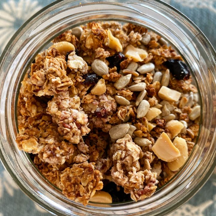 Peanut butter & jelly granola  – Γκρανόλα με φιστικοβούτυρο και μαρμελάδα